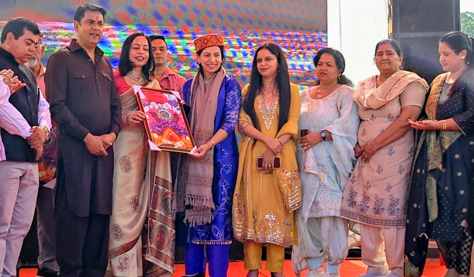 अम्ब के नारी सम्मान महोत्सव में प्रतिभाशाली बेटियां सम्मानित, महिलाओं ने प्रतियोगिताओं में दिखाया हुनर