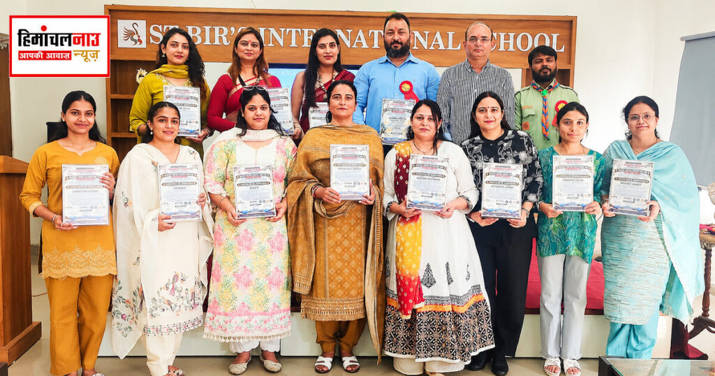बद्दी में स्काउटिंग प्रशिक्षण के प्रतिभागियों को प्रमाणपत्र प्रदान करते अतिथि
