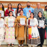 बद्दी में स्काउटिंग प्रशिक्षण के प्रतिभागियों को प्रमाणपत्र प्रदान करते अतिथि