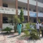 बौल स्कूल में स्वच्छता अभियान चलाते अध्यापक और अभिभावक