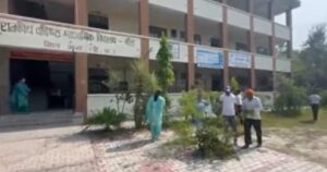 बौल स्कूल में स्वच्छता अभियान चलाते अध्यापक और अभिभावक