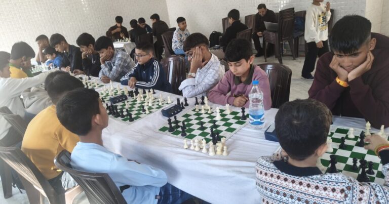 चम्बा में दशहरा शतरंज प्रतियोगिता में भाग लेते खिलाड़ी