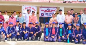 चंबीधर स्कूल में औषधीय पौधे लगाते एनएसएस स्वयंसेवी