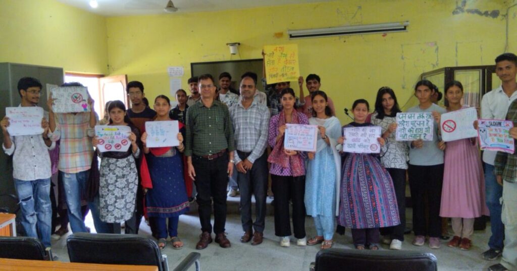 चौकीमन्यार महाविद्यालय में नशा विरोधी नारा लेखन प्रतियोगिता