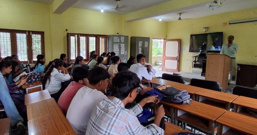 चौकीमन्यार कॉलेज में छात्रों को कचरा पृथक्करण और पुनर्चक्रण का संदेश