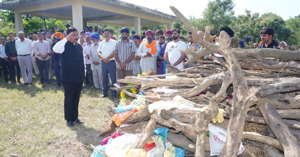 कांस्टेबल अमरीक सिंह के अंतिम संस्कार में श्रद्धांजलि देते उप मुख्यमंत्री