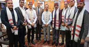 अंतर-मंत्रालय केंद्रीय दल से चर्चा करते मुख्यमंत्री सुखविन्द्र सिंह सुक्खू