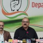 निर्वाचन आयोग के प्रावधानों पर सवाल उठाते हरिकृष्ण हिमराल