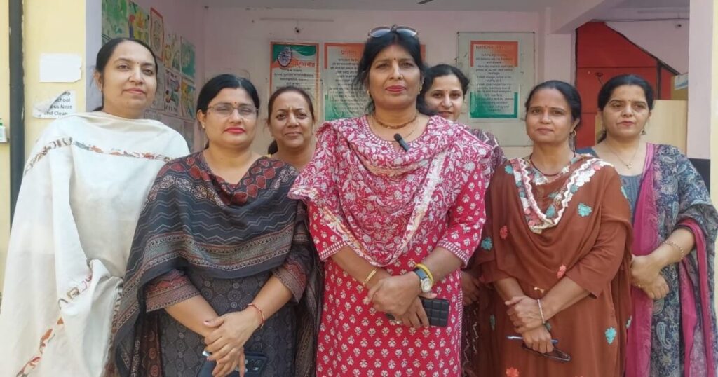 ऊना में डीए बढ़ोतरी की घोषणा का स्वागत करते कर्मचारी