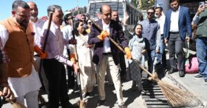 शिमला में स्वच्छता कार्यक्रम के दौरान जयराम ठाकुर