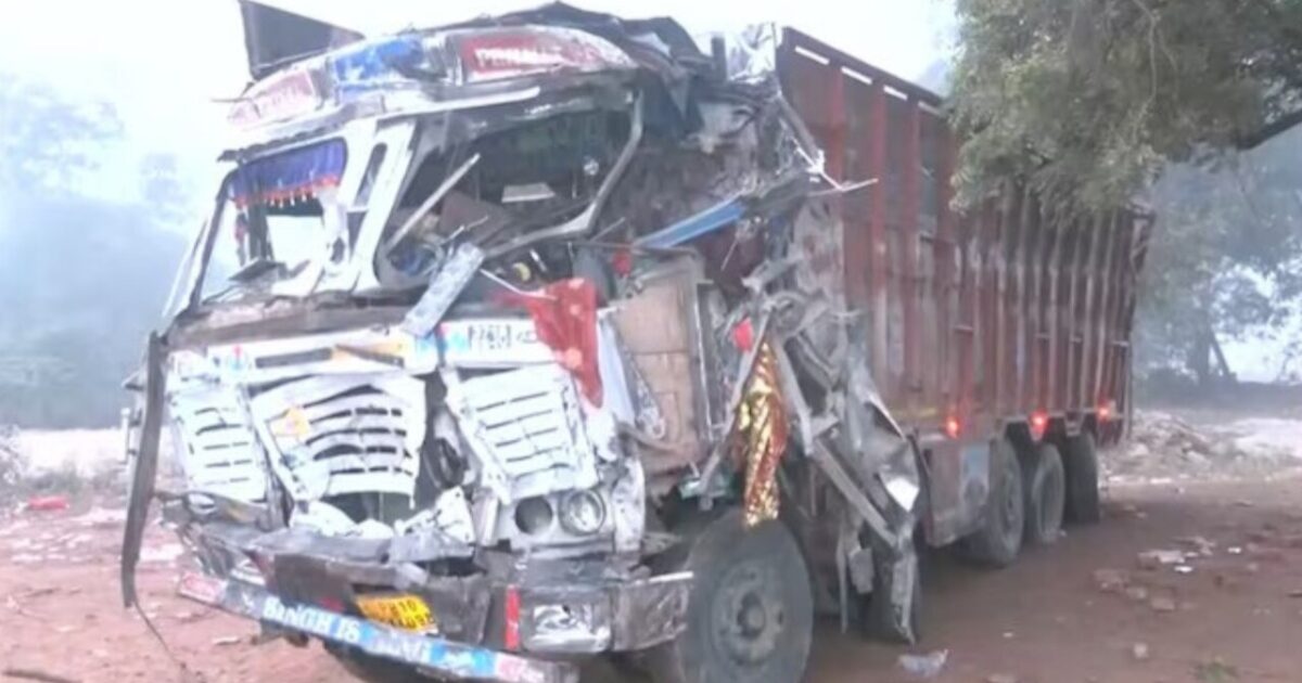 Accident / ग्वालियर में बैरिकेड तोड़ श्रद्धालुओं पर चढ़ा बेकाबू ट्रक, 13 लोगों की मौत