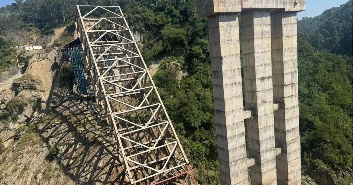 हादसा / हमीरपुर बायपास पर लॉन्चिंग के दौरान गिरा ट्रस ब्रिज का हिस्सा, तीन लोग घायल