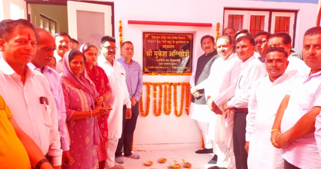 हरोली की पेयजल और सिंचाई योजनाओं की जानकारी देते मुकेश अग्निहोत्री