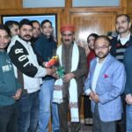 मुख्यमंत्री से मिले हिमाचल प्रदेश सचिवालय के चतुर्थ श्रेणी कर्मचारी