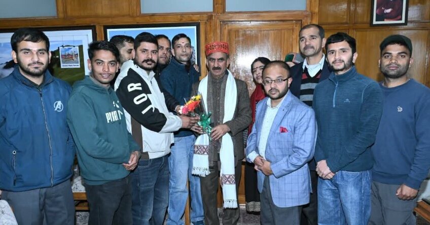 मुख्यमंत्री से मिले हिमाचल प्रदेश सचिवालय के चतुर्थ श्रेणी कर्मचारी