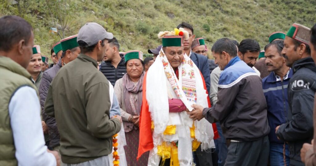 कंडार के विस्थापित परिवारों को भूमि के मालिकाना पट्टे वितरित करते राजस्व मंत्री