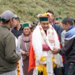 कंडार के विस्थापित परिवारों को भूमि के मालिकाना पट्टे वितरित करते राजस्व मंत्री