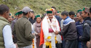 कंडार के विस्थापित परिवारों को भूमि के मालिकाना पट्टे वितरित करते राजस्व मंत्री
