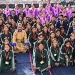 काजा सीबीएसई स्कूल के विद्यार्थियों से संवाद करते मुख्यमंत्री