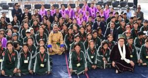 काजा सीबीएसई स्कूल के विद्यार्थियों से संवाद करते मुख्यमंत्री