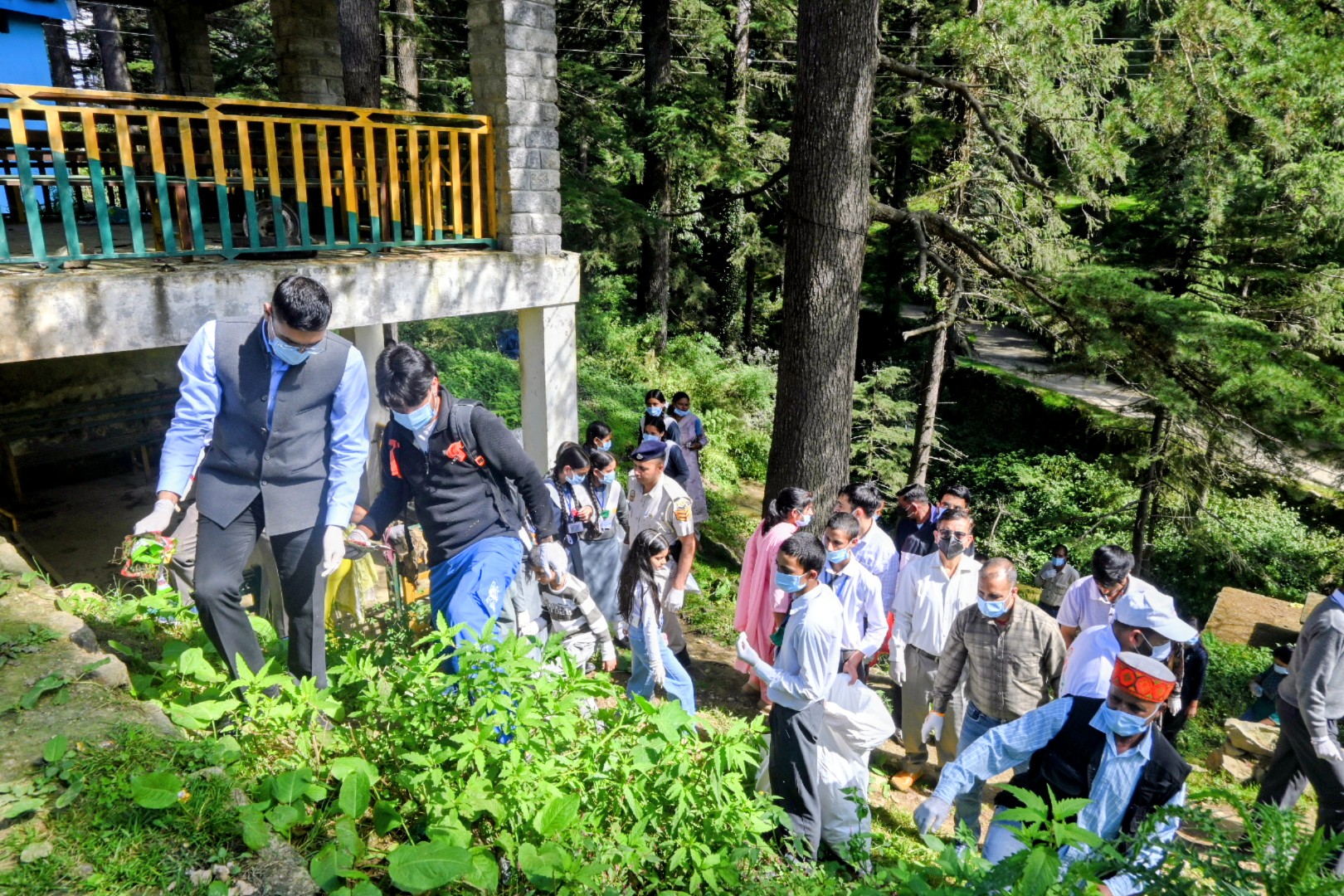 खज्जियार में स्वच्छता अभियान, पर्यटन स्थल और वन क्षेत्र से एकत्र किया प्लास्टिक कचरा