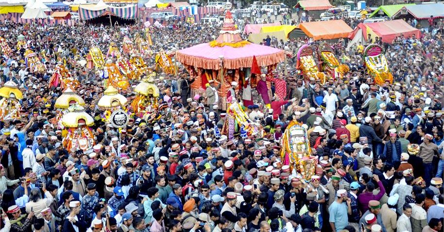 कुल्लू दशहरा रथ यात्रा और अनूठे लंका दहन के साथ संपन्न, माता सीता संग लौटे भगवान रघुनाथ