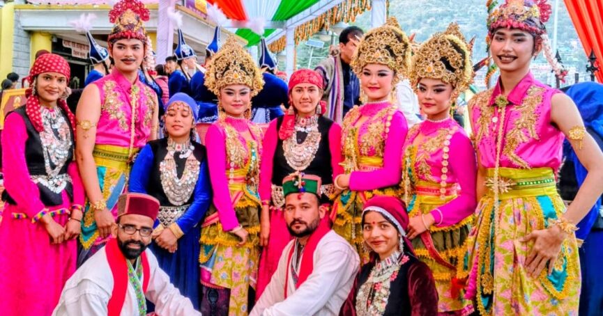 कुल्लू दशहरा में 17 देशों के कलाकारों संग राजगढ़ के दल ने किया सिरमौर का प्रतिनिधित्व