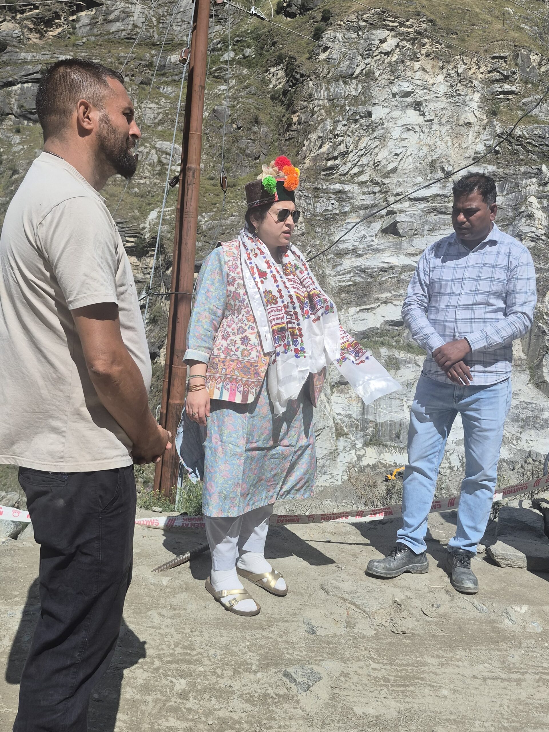 Landslide / नाथपा में एनएच-05 के संवेदनशील ब्लॉक पॉइंट का निरीक्षण, निर्बाध यातायात के निर्देश