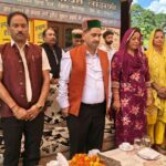 स्वर्गीय मेजर विजय सिंह मनकोटिया के परिवार से मिलते केवल सिंह पठानिया