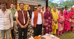 स्वर्गीय मेजर विजय सिंह मनकोटिया के परिवार से मिलते केवल सिंह पठानिया
