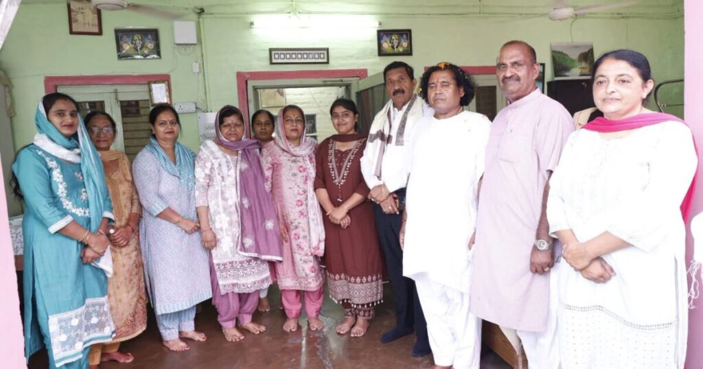 हरोली में बाबा सोमनाथ की पुण्यतिथि पर श्रद्धांजलि अर्पित करते मुकेश अग्निहोत्री