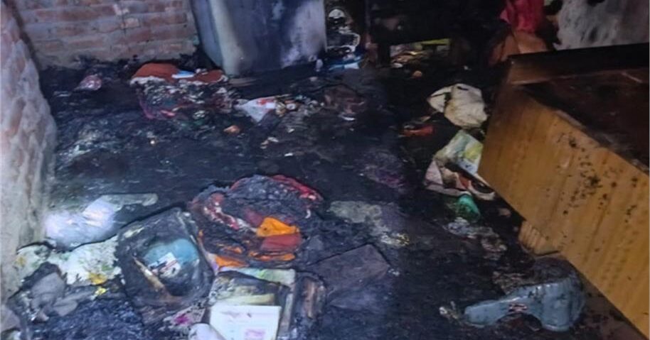 नगरोटा बगवां के घोड़ब में आग से जला मकान