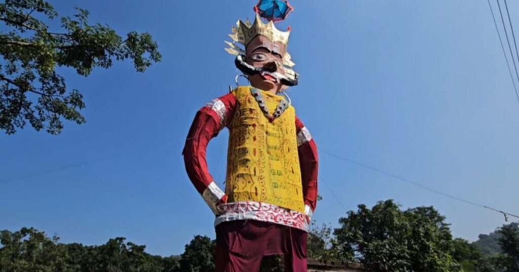 नाहन की आमवाला सैन पंचायत में तैयार 70 फीट ऊंचा रावण