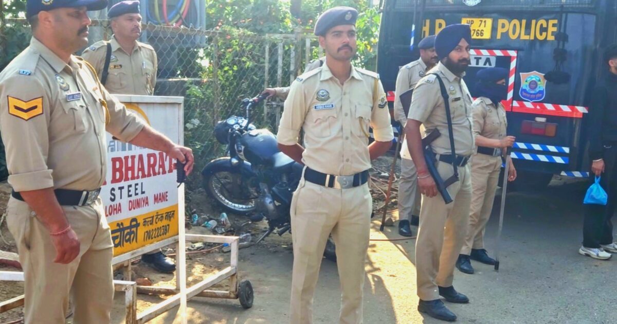 नाहन शहर में पुलिस का कड़ा पहरा, बाहरी राज्यों के वाहनों की सघन जांच ; शहर में शांत रहा माहौल