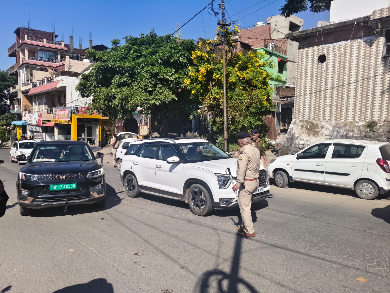 नाहन में पत्थरबाजी के बाद सुरक्षा सख्त, बाहरी राज्यों के वाहनों की जांच तेज