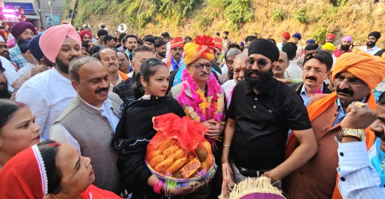 जिन हाथों में पत्थर थे, आज उन्हीं हाथों से बरसे फूल; नाहन में फिर जीता भाईचारा