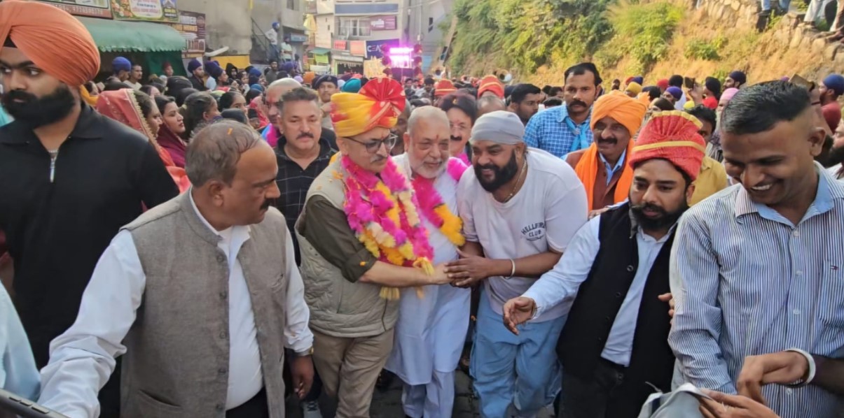 जिन हाथों में पत्थर थे, आज उन्हीं हाथों से बरसे फूल; नाहन में फिर जीता भाईचारा