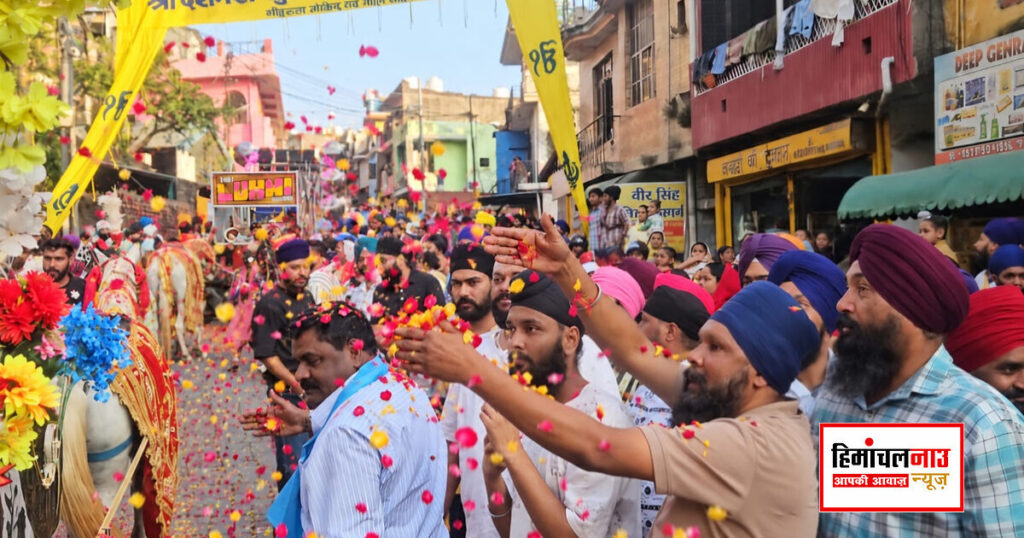 नाहन में वाल्मीकि शोभायात्रा का फूलों से स्वागत