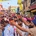 नाहन में वाल्मीकि शोभायात्रा का फूलों से स्वागत