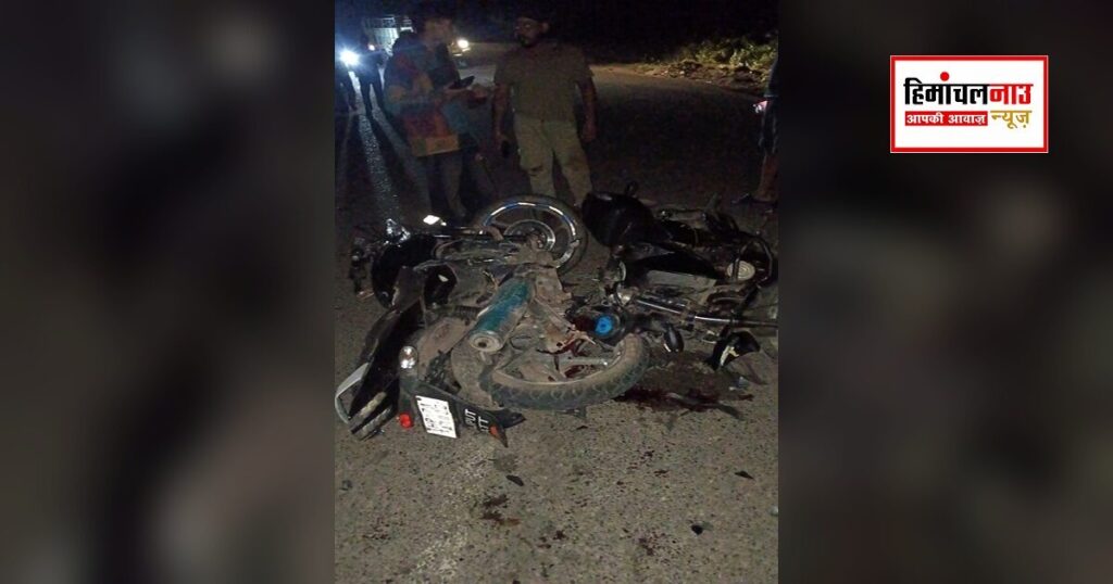 नाहन यशवंत विहार में पेट्रोल पंप के पास दो बाइकों की टक्कर के बाद क्षतिग्रस्त वाहन