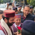 नाहन में स्व. विनय गुप्ता के परिजनों से मिलते मुख्यमंत्री नायब सिंह सैनी