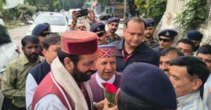 नाहन में स्व. विनय गुप्ता के परिजनों से मिलते मुख्यमंत्री नायब सिंह सैनी
