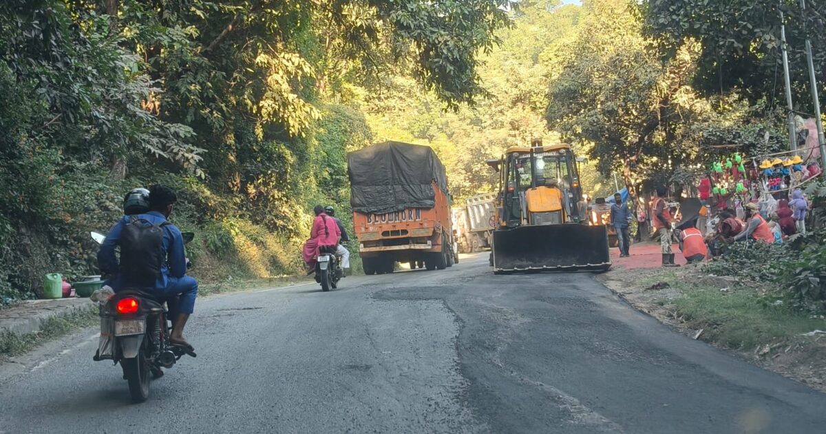NH-07 पर मरम्मत शुरू, दोसड़का से कालाअंब तक भरे जा रहे गड्ढे