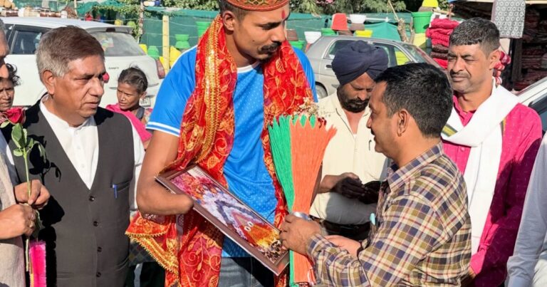 अम्ब में पैरा एथलीट निषाद कुमार का स्वागत