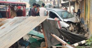 पांवटा साहिब वाई-पॉइंट पर हादसे में क्षतिग्रस्त कार
