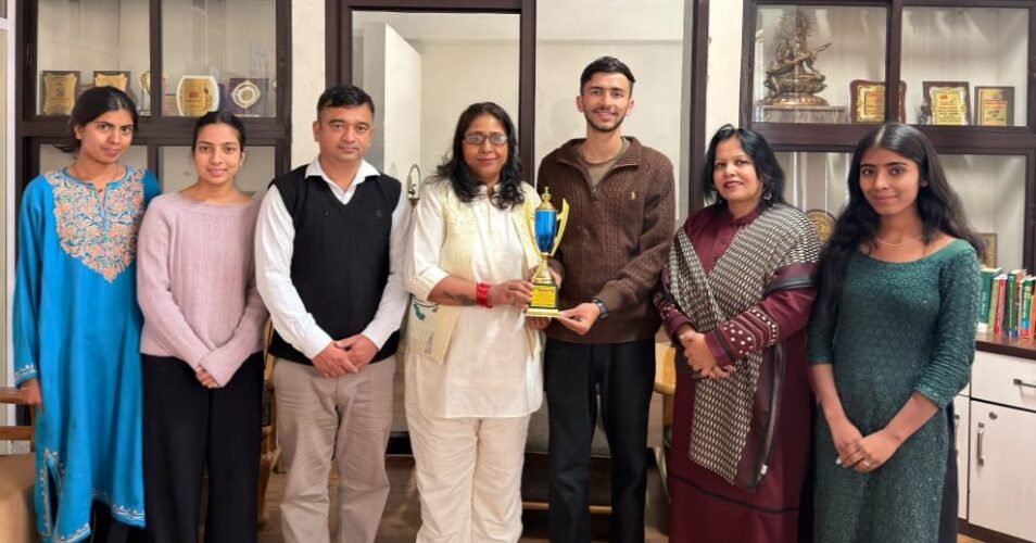 एचपीयू युवा महोत्सव में दूसरा स्थान हासिल करने वाले अक्षित