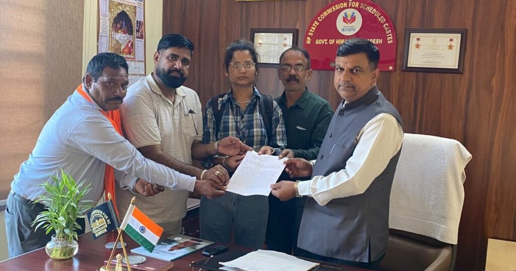 रखोह में पैदल रास्ता बंद करने की एससी आयोग को शिकायत