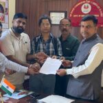 रखोह में पैदल रास्ता बंद करने की एससी आयोग को शिकायत