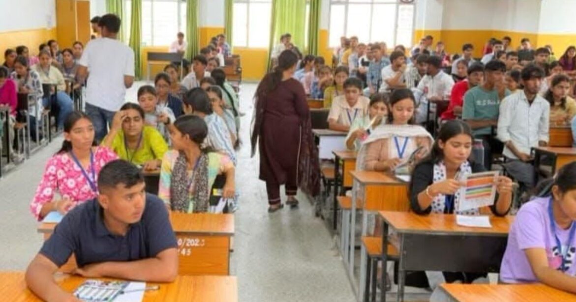 सड़क सुरक्षा अभियान में विद्यार्थियों को यातायात नियमों के प्रति किया जागरूक