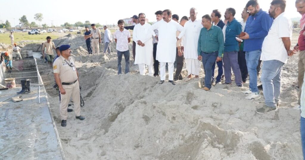 रोड़ा में निर्माणाधीन हेलीपोर्ट और विकास परियोजनाओं का निरीक्षण